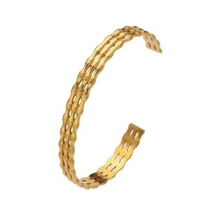 Bracelet jonc en acier inoxydable plaqué or 18k avec un motif bambou à trois rangées
