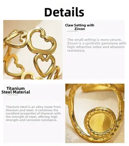 Detalle de anillo de acero de titanio dorado con corazones calados y circonitas