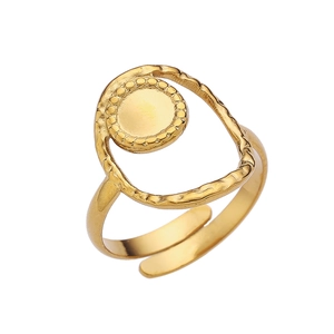 Anillo ajustable de acero dorado con marco ovalado martillado y disco con cuentas