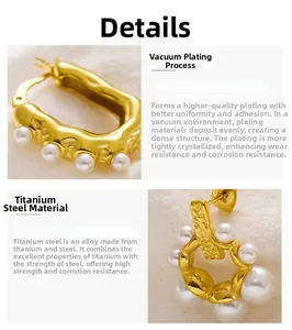 Détail de boucles d'oreilles en acier titane avec perles baroques et placage sous vide