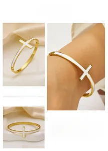 Viste dettagliate del bracciale aperto in acciaio dorato con motivi a croce in smalto bianco