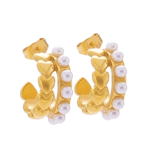 Boucles d'oreilles créoles dorées rétro avec perles baroques et motifs de cœur en relief