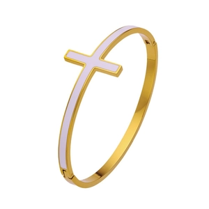 Bracciale aperto in acciaio dorato con design a croce in smalto bianco su sfondo bianco