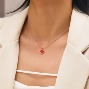 Elegante 18k vergoldete Halskette mit rotem Kleeblatt-Anhänger an einer goldenen Kette