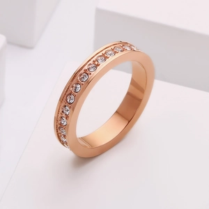 Vista macro di anello eternity oro rosa con zirconi bianchi incastonati a canale