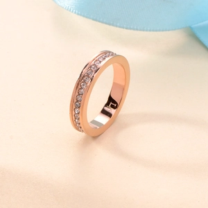 Dettaglio dell'anello in oro rosa con cristalli a canale e incisione della taglia L6