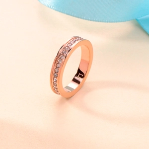 Dettaglio dell'anello in oro rosa con pavé di diamanti brillanti e discreta incisione L