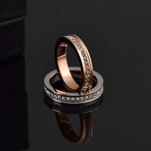Vista macro di anelli eternity in oro rosa e argento con dettagli in zirconi scintillanti