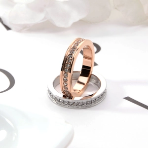 Dettaglio ravvicinato di anelli in oro rosa e argento con zirconi scintillanti