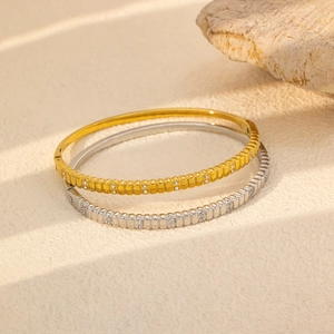 Bracciali rigidi in acciaio al titanio placcati oro 18K con rombi e zirconi incastonati