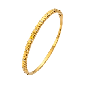 Dettaglio del bracciale in acciaio al titanio dorato con zirconi e chiusura a cerniera