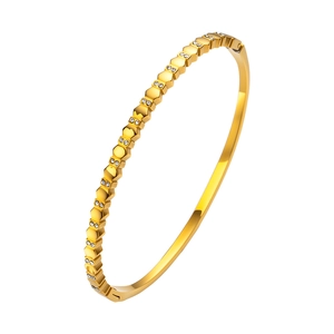 Detalle del brazalete de acero inoxidable chapado en oro 18K con estrellas de circonita