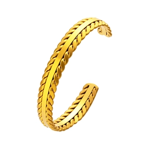 Dettaglio del bracciale rigido dorato a C con trama a tripla corda intrecciata lucida