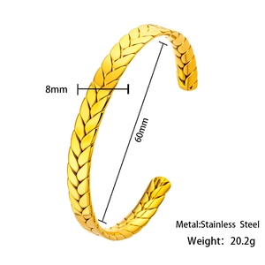 Dettaglio del bracciale a C in acciaio dorato da 8mm con texture a maglia intrecciata