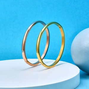 Gepolijste roestvrijstalen ovale armbanden in goud en roségoud met scharnierdetail