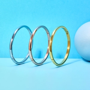 Gepolijste minimalistische roestvrijstalen armbanden in goud, zilver en roségoud