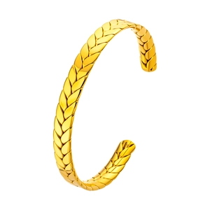 Vista dettagliata del bracciale rigido in acciaio al titanio dorato con trama a spiga