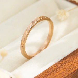 Macro-opname van roségouden titanium ring met gefacetteerde details in een geschenkdoos