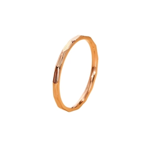 Minimalistische roségouden titanium stalen ring met een unieke gehamerde textuurafwerking