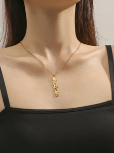 Detail einer goldenen Schütze-Sternzeichen-Halskette getragen von einem Modell
