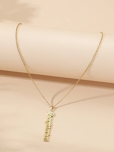 Detailansicht der goldenen Schütze-Halskette mit eleganter künstlerischer Beschriftung