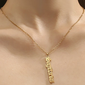 Goldene Titanstahl Schütze Sternzeichen Kette an einem weiblichen Dekolleté