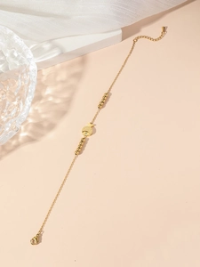 Detailopname van gouden karper armband met matte hanger en verstelbare karabijnsluiting