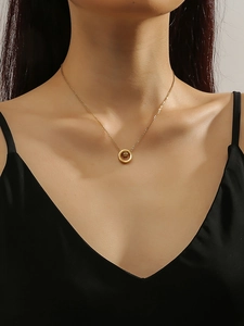 Dettaglio di una collana in acciaio al titanio placcata oro 18k con ciondolo di diamanti