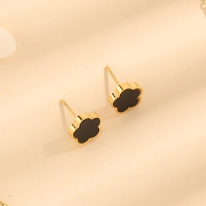 Detailansicht der goldene Kleeblatt-Ohrstecker mit schwarzer Einlage und Perlenrand-Design