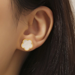 Elegante goldene Fünfblatt-Blumenohrstecker mit Perlmutteinlage am Model getragen