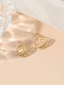 Detailansicht goldener Volleyball-Ohrstecker mit geometrischem Hohlmuster auf beigem Grund