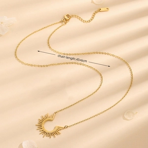 Detalle de collar solar en forma de U dorado con guía de medida de 45+6cm