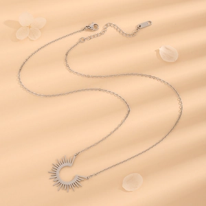 Collar de acero inoxidable plateado con colgante de sol en U y cadena ajustable de moda