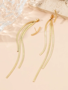 Detail von eleganten vergoldeten Edelstahl-Ohrringen mit flachen Schlangenschlangen