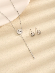 Makroaufnahme von silbernem Schmuckset mit römischen Ziffern und Zirkonia-Steinen