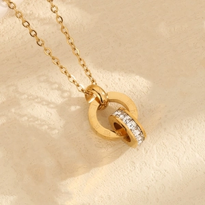 Goldene Doppelring-Halskette mit römischen Ziffern und Zirkonia-Einlage in Nahaufnahme
