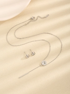 Detailansicht des silbernen Edelstahlsets mit römischer Quastenkette und Ohrsteckern