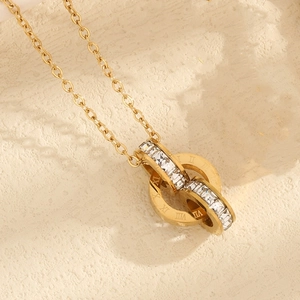 Minimalistische Halskette mit römischen Ziffern und zwei Ringen in edlem Goldfinish