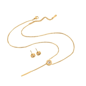 Elegantes goldenes Schmuckset mit römischer Quastenkette und passenden Ohrsteckern