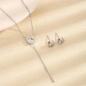 Schmuckset aus Titanstahl mit römischen Ziffern und Zirkon-Quasten in glänzendem Silber