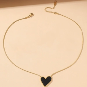Minimalistische gouden slangenketting met een gepolijste zwarte hartjes hanger dames