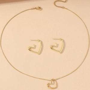 Elegante conjunto de collar con colgante de corazón hueco dorado y pendientes a juego