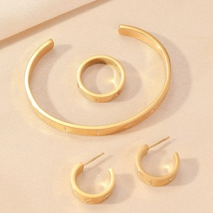 Details des Goldschmuck-Sets mit Sternengravur und Zirkoniasteinen für Damen