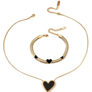 Elegante gouden slangenketting sieradenset met zwarte hartvormige hangers voor vrouwen