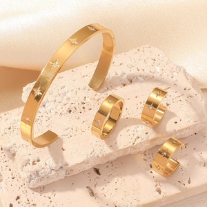 Goldenes Schmuckset mit Sternschliff-Armreif, Ring und C-förmigen Creolen-Ohrringen
