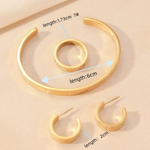 Goldenes 4-teiliges Schmuckset mit sternengraviertem Zirkon Armband, Ring und Ohrringen