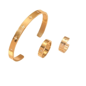 Goldenes Schmuckset mit offenem Armreif, Ring und Ohrringen, verziert mit Zirkoniastern
