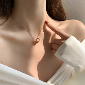 Collier en acier titane rose doré avec deux anneaux entrelacés et chiffres romains