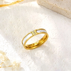 Elegante anillo de acero inoxidable de oro rosa de 18K con incrustación blanca y tres diamantes