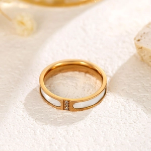 Anillo minimalista de acero inoxidable chapado en oro rosa de 18K con tres circonitas